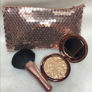 MAC Whisper of Gilt Snow Ball Face Bag Set